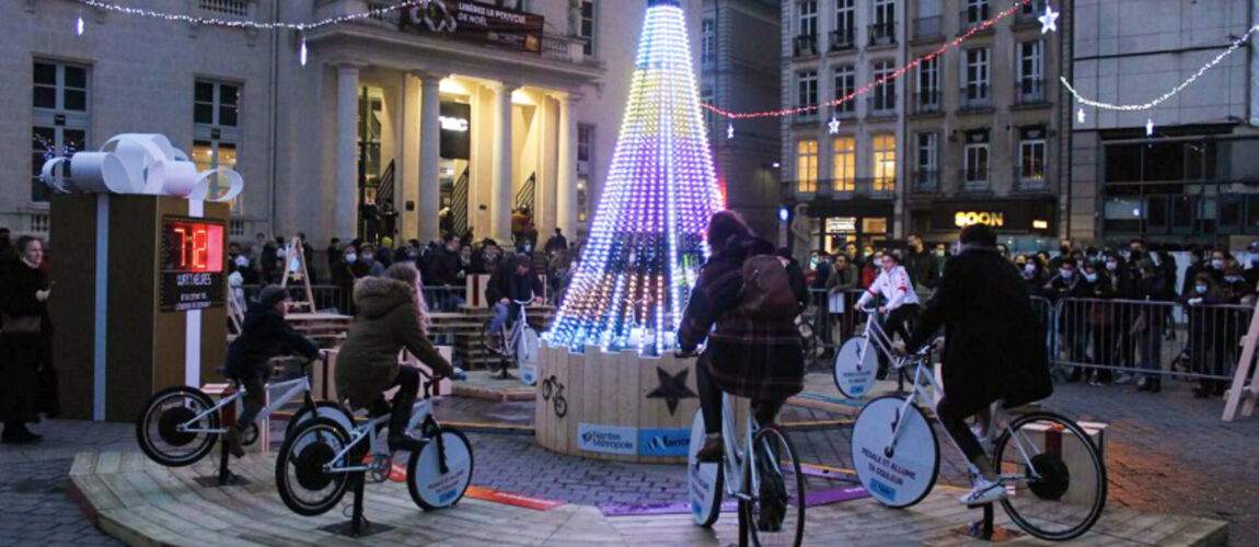 Flocon de neige lumineux sur la Place Gutenberg à Strasbourg, éclairé grâce à l'énergie produite par des vélos générateurs lors du marché de Noël.