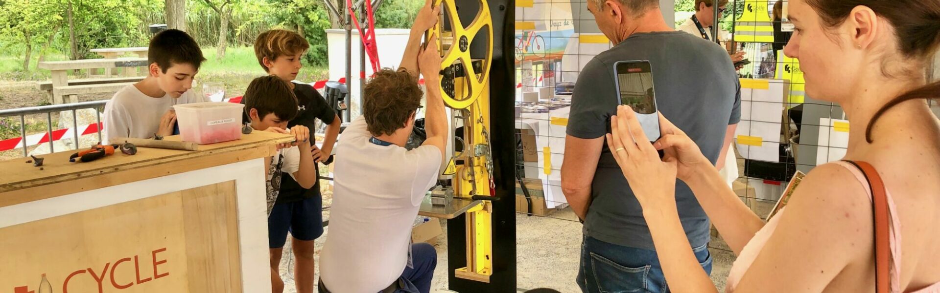 Atelier mobile de Ludik Énergie où des participants transforment des déchets plastiques en objets utiles, illustrant les principes de l'économie circulaire.