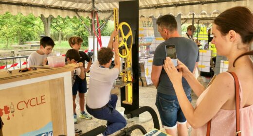 Atelier mobile de Ludik Énergie où des participants transforment des déchets plastiques en objets utiles, illustrant les principes de l'économie circulaire.
