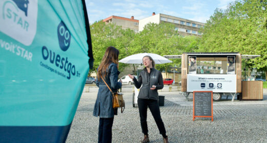 Stand de Ludik Énergie installé près d'un parc-relais de la métropole rennaise, informant les automobilistes sur les avantages du covoiturage.