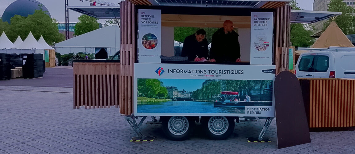 Animation ludique organisée par Ludik Énergie dans un office de tourisme, sensibilisant les visiteurs au tourisme durable à travers des activités interactives.