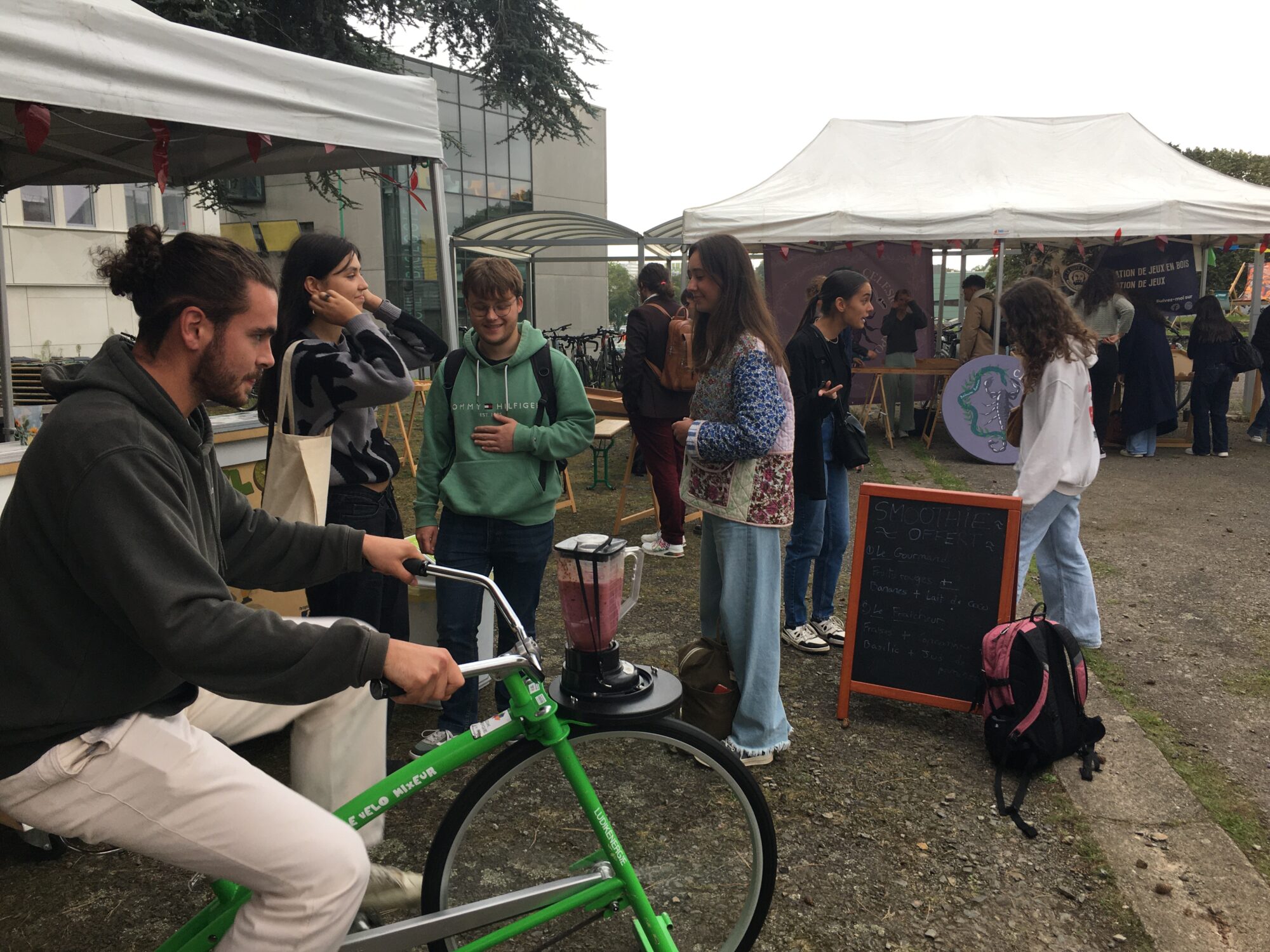 Stand interactif de Ludik Énergie pendant le Campus Day à l'Université d'Angers, sensibilisant les étudiants au développement durable à travers des jeux.