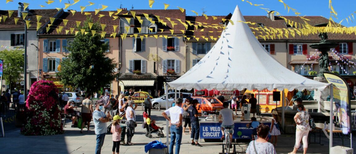 Une animation sur un village tour de france avec du public