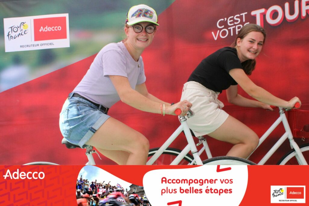 Deux jeunes passionnées de cyclisme sur l’animation Tour de France Vélo Photo, à l’occasion d’une étape du Tour de France.