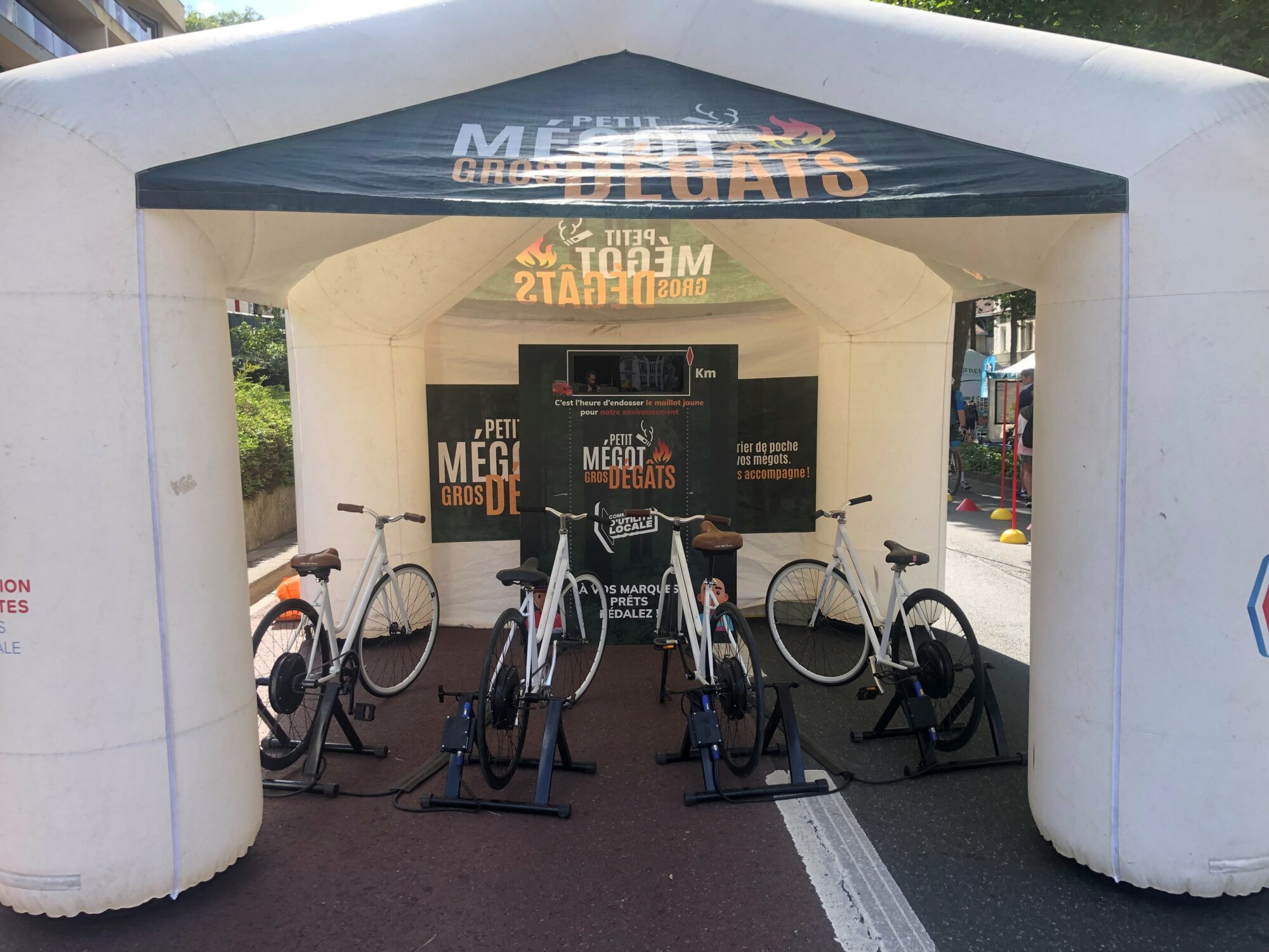 Installation de l’animation Vélo Battle, dans un stand, sur le village du Tour de France